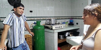 Se Me Dana Coladera Y Llamo Al Fontanero Pero Me Seduce Y Follamos Hasta Tragarme Su Leche