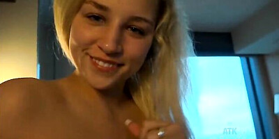 Divine Sophia Lux's handjob smut