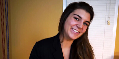 Похотливая брюнетка Beauty Vicky глубоко трахает свою киску!