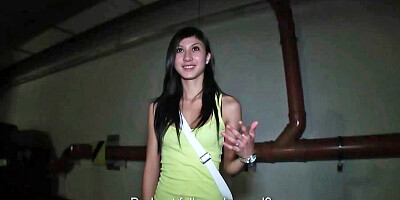 A blow job in the dark hallway with a hottie