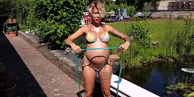 Impudent guy quickly fucks pregnant wife in backyard