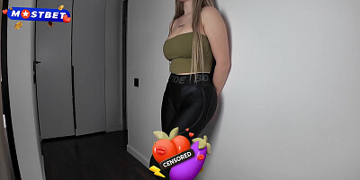 Фитнес-девушка в обтягивающих леггинсах соблазнила меня после спортзала