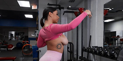 Thick cam babe goes to the gym and ends up getting banged