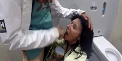 je fais baiser ma chienne dans les chiottes d une aire de repos