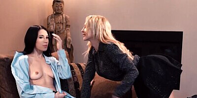 Girlsway Alix Lynx Uses A Scissoring Technique On Her Client To Relax During A Therapy Session