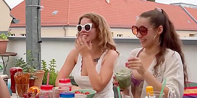 Lesbische 4er-sommer-orgie Auf Der Dachterrasse