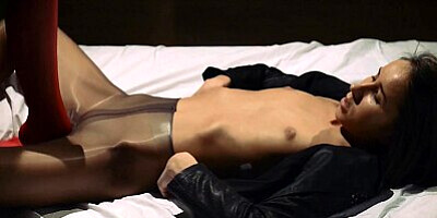 Her strapless dildo squirts over her girlfriend's red bush