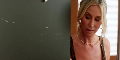 Curvy Blonde Ainslee Seduces Delivery Guy In Milfy Debut 12 Min - Dan Damage And Maitland Ward