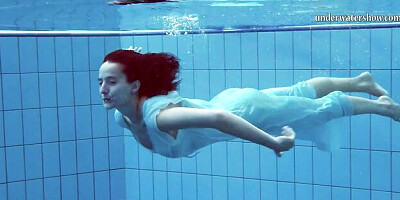 Femme's swimming pool teen (18+) clip