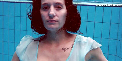 Femme's swimming pool teen (18+) clip