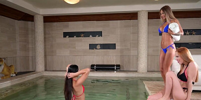 Bisexual women showing how to fuck by the swimming pool