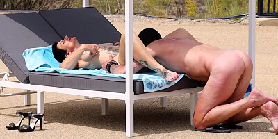 libertine mature en coquine au bord de la piscine