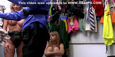 Große Titten - Full-breasted Cougar And Teenager 18+ Sharing Mall Cops