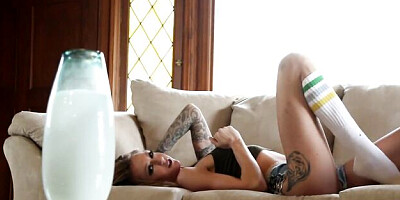 Flashy Kendra Cole's skinny video