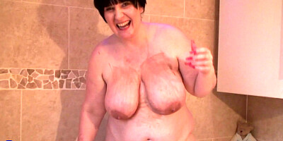 Big Mature Lady Is Playing With Herself In Bath - MatureNL