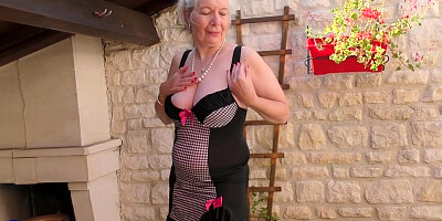 British Horny Granny Stripping And Playing With Her Pussy Outdoors - MatureNl