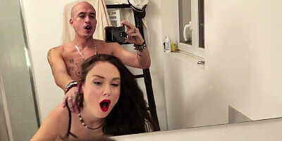 le plug dans le cul d alice niquée dans la salle de bain