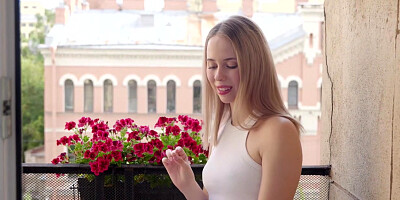 Blonde teen Alice Mur strokes her G-Spot and cums hard