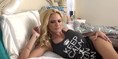Slutty blondes make lesbian love in the bed