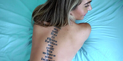 Bimbo with fantastic curves is getting it raw in the bedroom