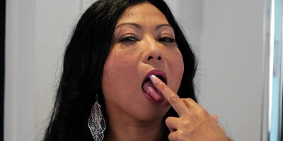 Filipino mom Krystal Davis fucks her pussy with a toy