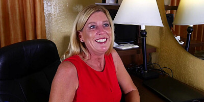 Sexy Mother With Glasses And Horny Feet And A Small Pussy - MatureNl