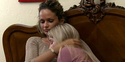 Lezzy cougar unclothes then eats teenage stunner