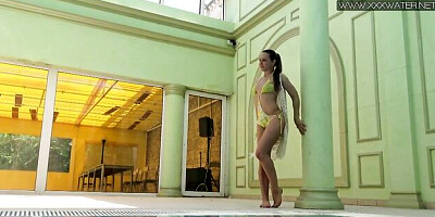 Dainty Nicole Pearl and Pearl - horny video - Underwater Show
