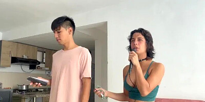 Ayudo a Mi Pequea Hermanastra Con Sus Clases De Canto Y Le Penetro Esa Garga...