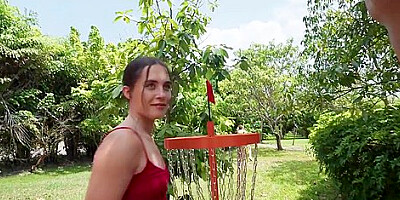 Frisky Frisbee Golf - Daisy Pheonix And Peter Green