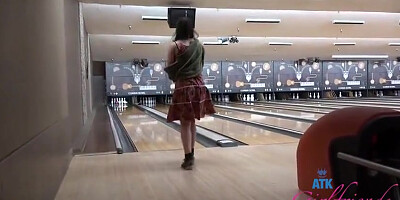 Zoey Jpeg - Bowling 1