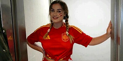 Une Supportrice Espagnole Au Gros Cul Baise En Anal Et DP Dans Un Parking Aprs Le Match De Foot !!