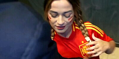 Une Supportrice Espagnole Au Gros Cul Baise En Anal Et DP Dans Un Parking Aprs Le Match De Foot !!