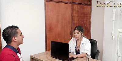 me cojo a enfermera despues de consulta / Shaira