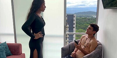 mi culona hermanastra me atrapo viendo porno y la invito a ver porno juntos y terminamos muy cachond