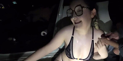 arrosée de foutre en bukkake dans le fourgon