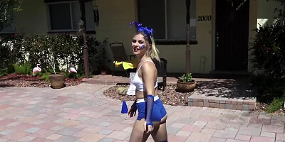 Smart guy lures bimbo cheerleader into quick sex in backyard