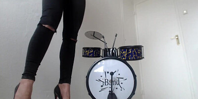 Queen Carmen plays drums (kick vid)