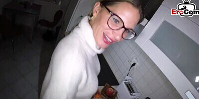 Deutsche Blondine mit dicken Titten hat ein Sextreffen mit einem Fremden