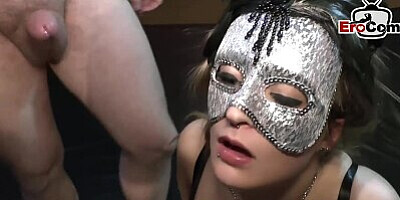 Deutsche feuchte Schlampe braucht es hart bei Gang Bang