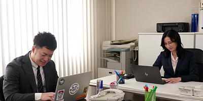 仕事一筋のキャリアウーマンが、ある日部下と飲みに行くと・・・