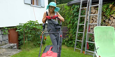 Blonde girl Lucky Bee gets her pink pussy cleaned up in front of her partner