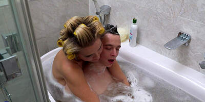 Anal Craving Julia Pink Loves To Share A Bath With Her Nephew - MatureNl