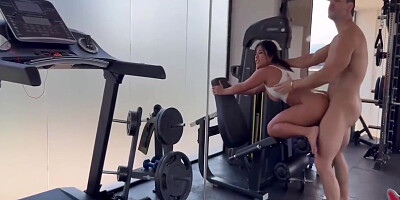 Gorgeous Babe Does The Splits On His Cock And Squirts All Over The Gym 9 Min - Steffy Moreno And Duncan Saint