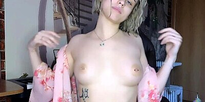 Teen nymphomaniac does not miss the opportunity to satisfy herself after a shower