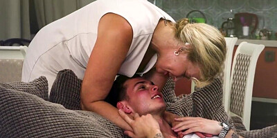Stacked MILF is going to fuck her own cunt with a toy
