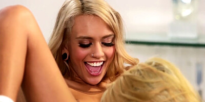 Rockstar greeted by one of her fans who will also lick her pussy