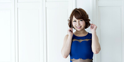 Japanese mom hides her beauty under the blue dress