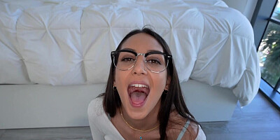 Thirsty brunette opens wide when sperm starts to splash in her mouth
