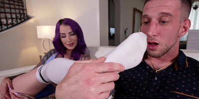 Valerica Steele is eaten out in a foot fetish clip